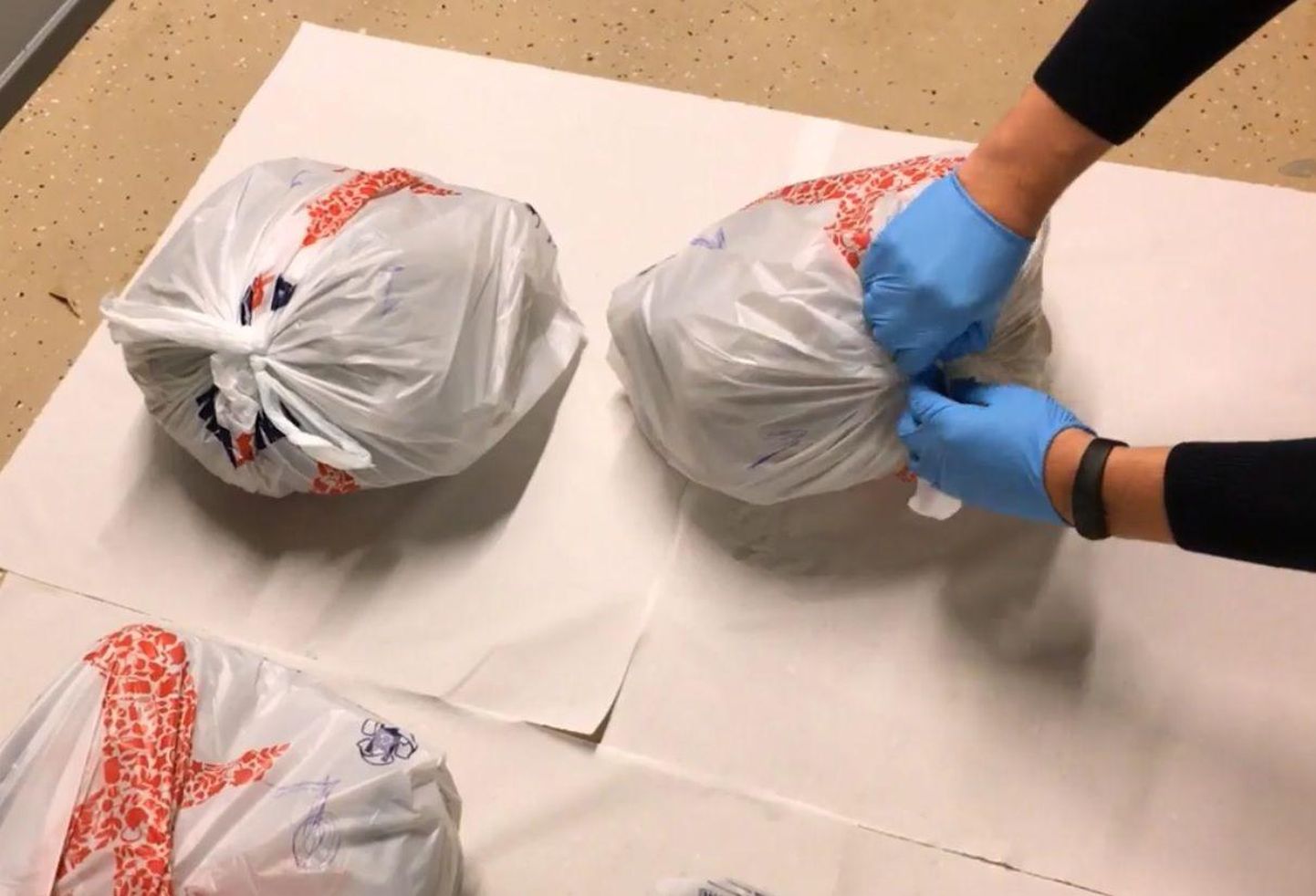 Работники службы по борьбе с наркотиками 1 ноября прошлого года в частном доме в Маарду обнаружили более 13 кг марихуаны, которая была упакована в пакеты  Maxima.