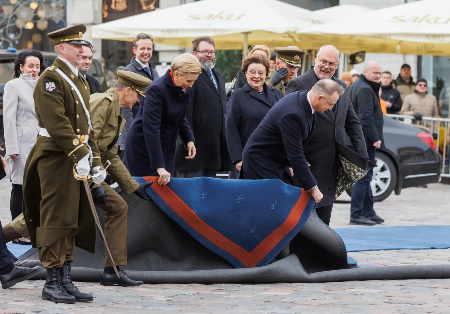 Poola presidendi Andrzej Duda riigivisiidi lõpuakord toimus kolmapäeval Raekoja platsil, kus meeleolu pakkus ka tugev tuul.