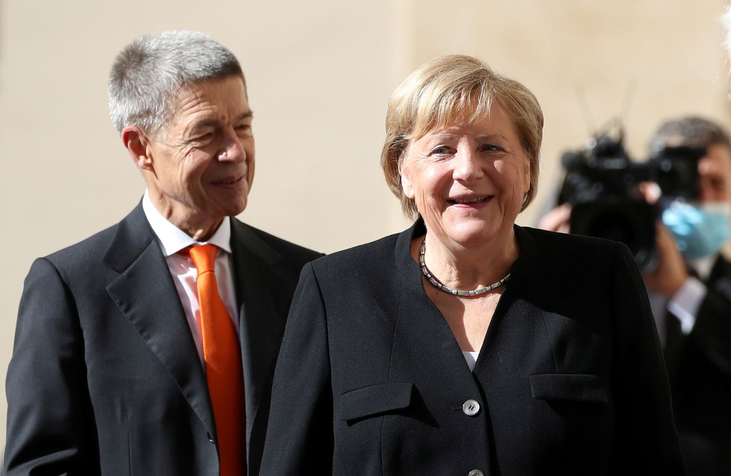 Merkel ning tema abikaasa Joachim Sauer saabumas kohtumisele paavstiga tänavu 7. oktoobril Vatikanis.