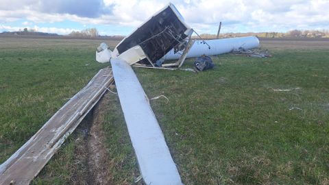 FOTO ⟩ Priekules pagastā vētrā nogāzies vēja ģenerators