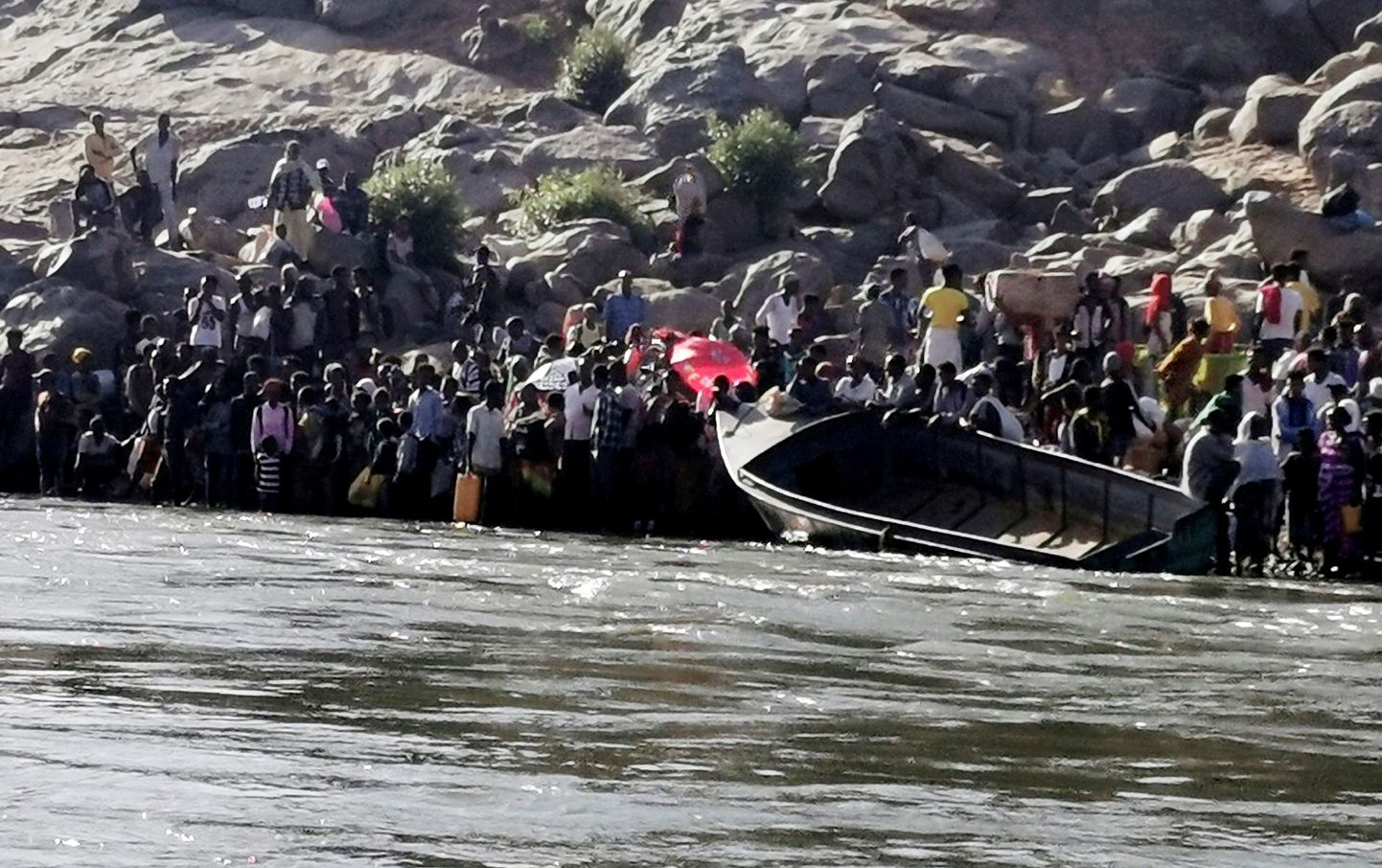 Tigray piirkonnast põgenevad etiooplased Setiti jõe ääres.