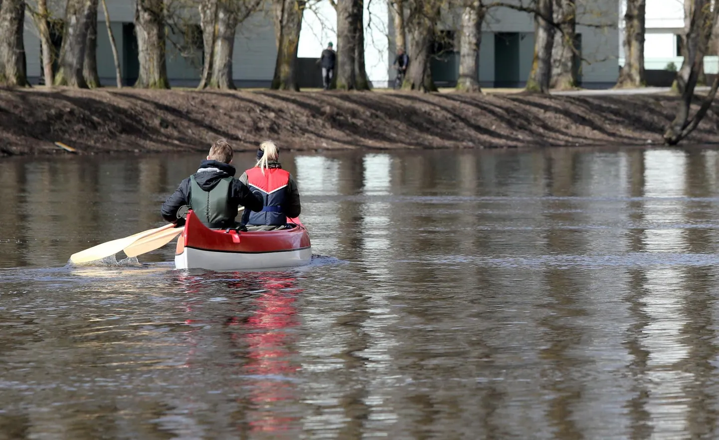 Kanuusõit suurel reedel Emajõel.