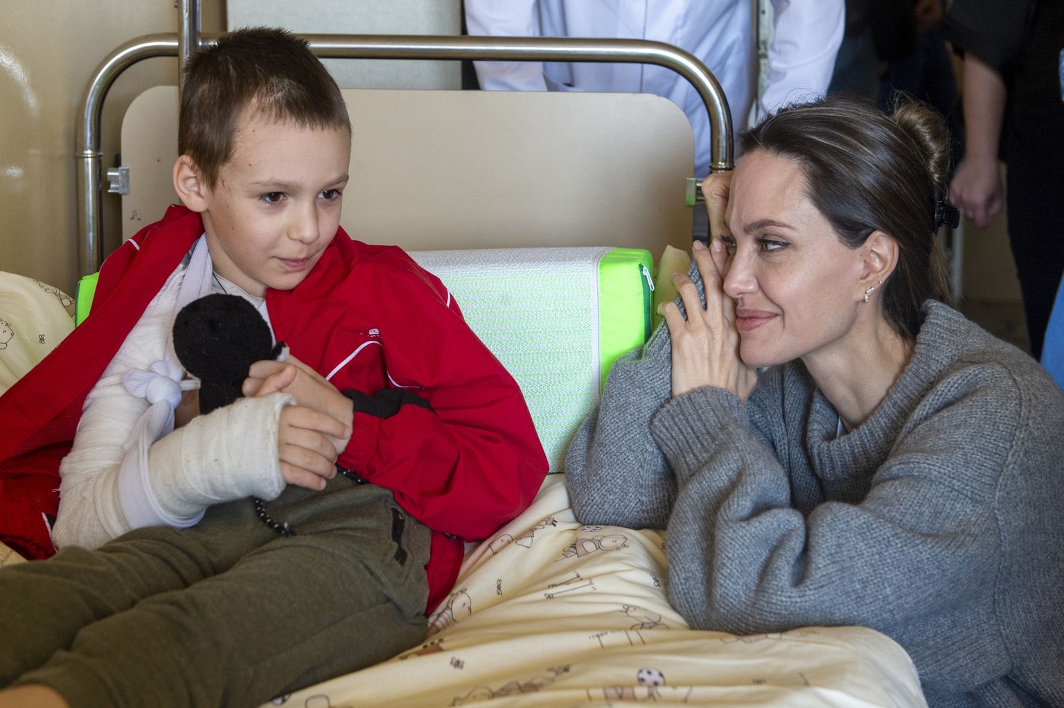 Актриса США и посол доброй воли ООН Анджелина Джоли в детской больнице Львова с ребенком, пострадавшим от ракетного обстрела железнодорожного вокзала Краматорска. (Западная Украина, 30 апреля 2022 г.).