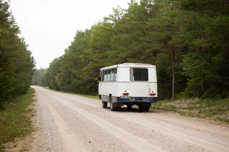 NAGU MUISTE: Kaubabuss vurab mööda kruusateed, lastiks leib ja limonaad.