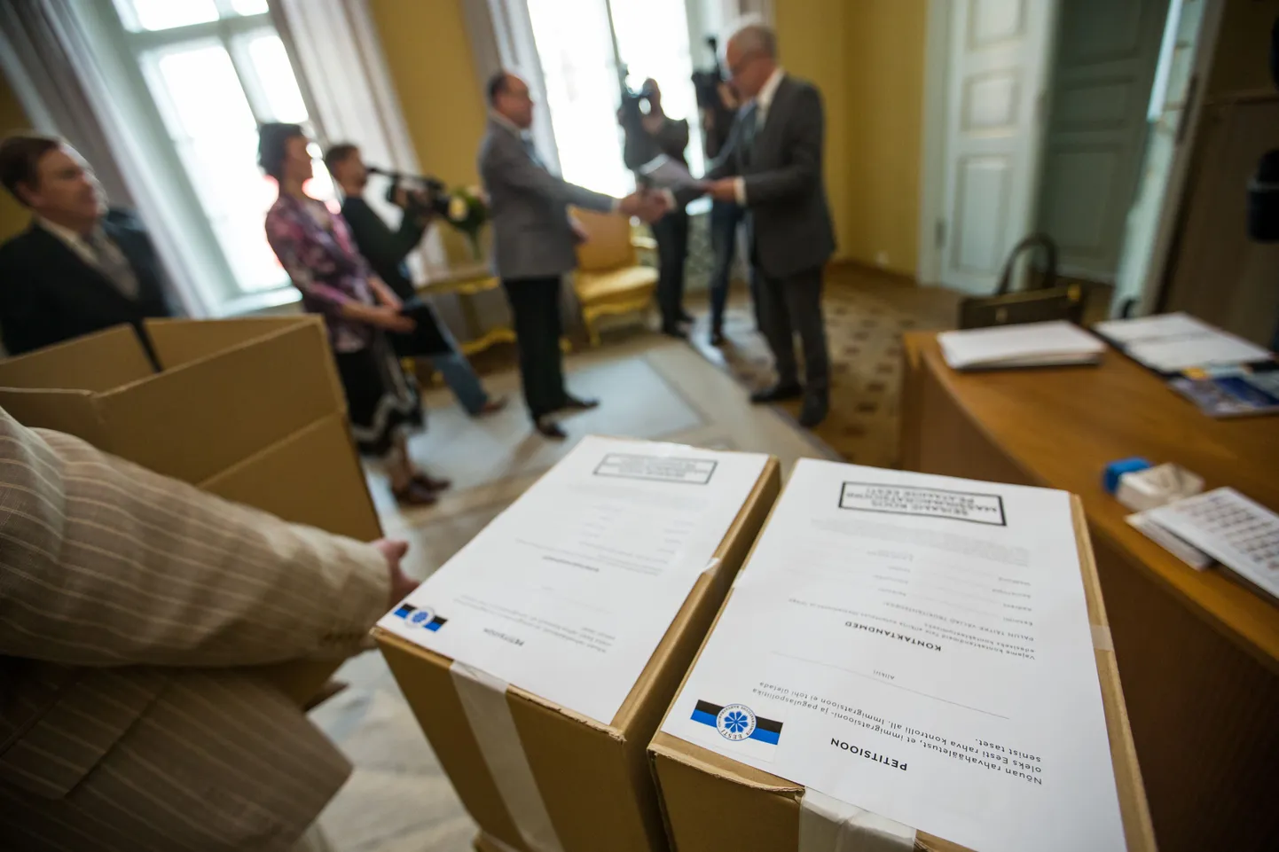 EKRE poolt allkirjade üleandmine Eiki Nestorile tänavu juunis.