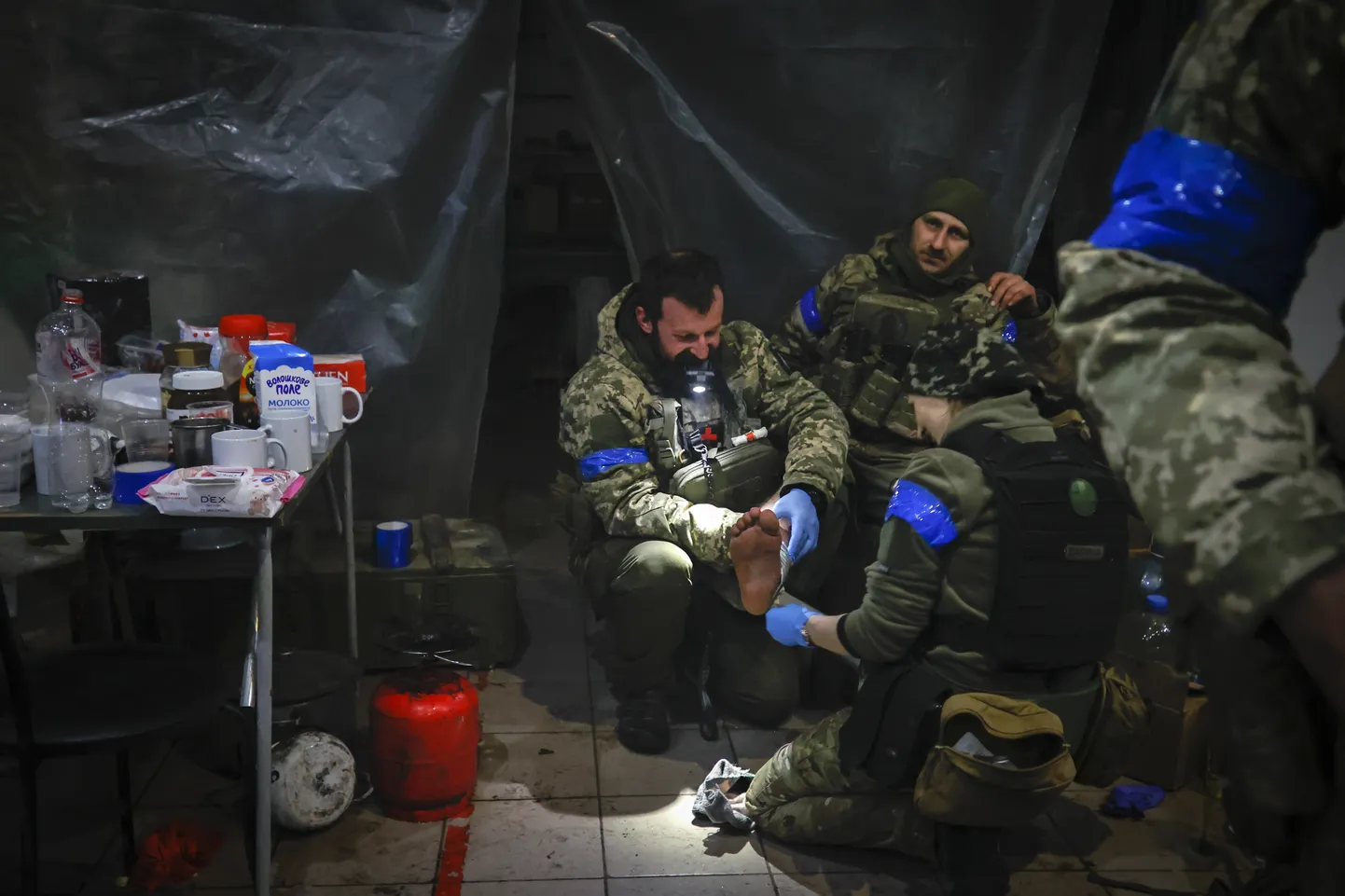 Ukraina sõjaväelased osutamas haavatud sõdurile esmaabi Soledaris, kus toimuvad rasked lahingud pealetungivate Vene vägedega, asuvas varjendis  8. jaanuaril.