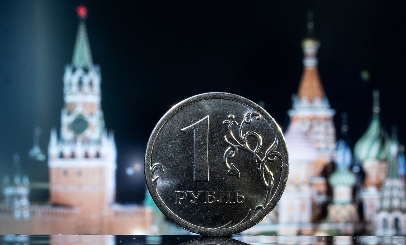 Российский рубль на фоне Кремля. Иллюстративное фото