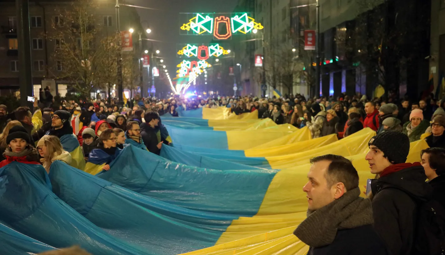 Suur Ukraina lipp Venemaa agressioonisõja aastapäeva meeleavaldusel Vilniuses.