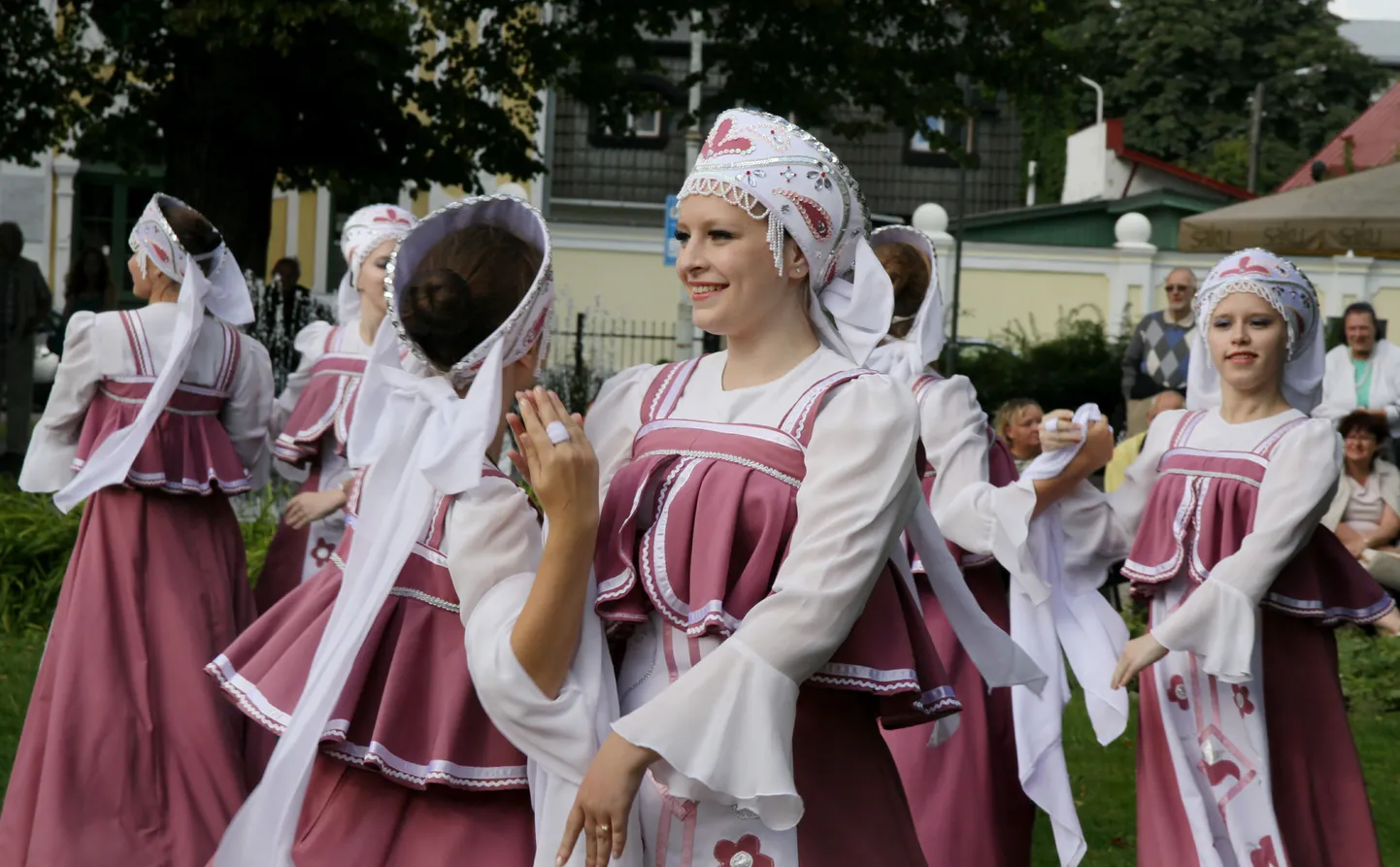 Viimati toimus slaavi kultuuri festival "Svetotš" Pärnus kolm aastat tagasi. Lauljad-tantsijad esinevad linnas ka tänavusel festivalil.