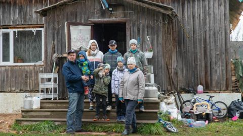 Большую семью спасли от зимних холодов добрые люди и снег, выпавший на крышу