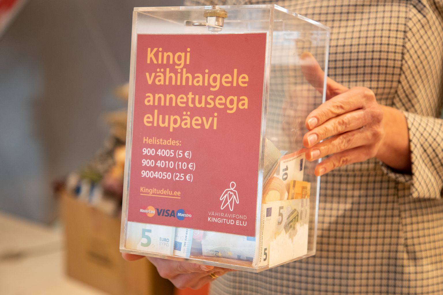 17.12.2022. Tallinn. Vähiravifond "Kingitud elu" jõululaat Ülemiste keskuses. Kogumiskarp, rahakogumiskarp. Foto Eero Vabamägi, Postimees