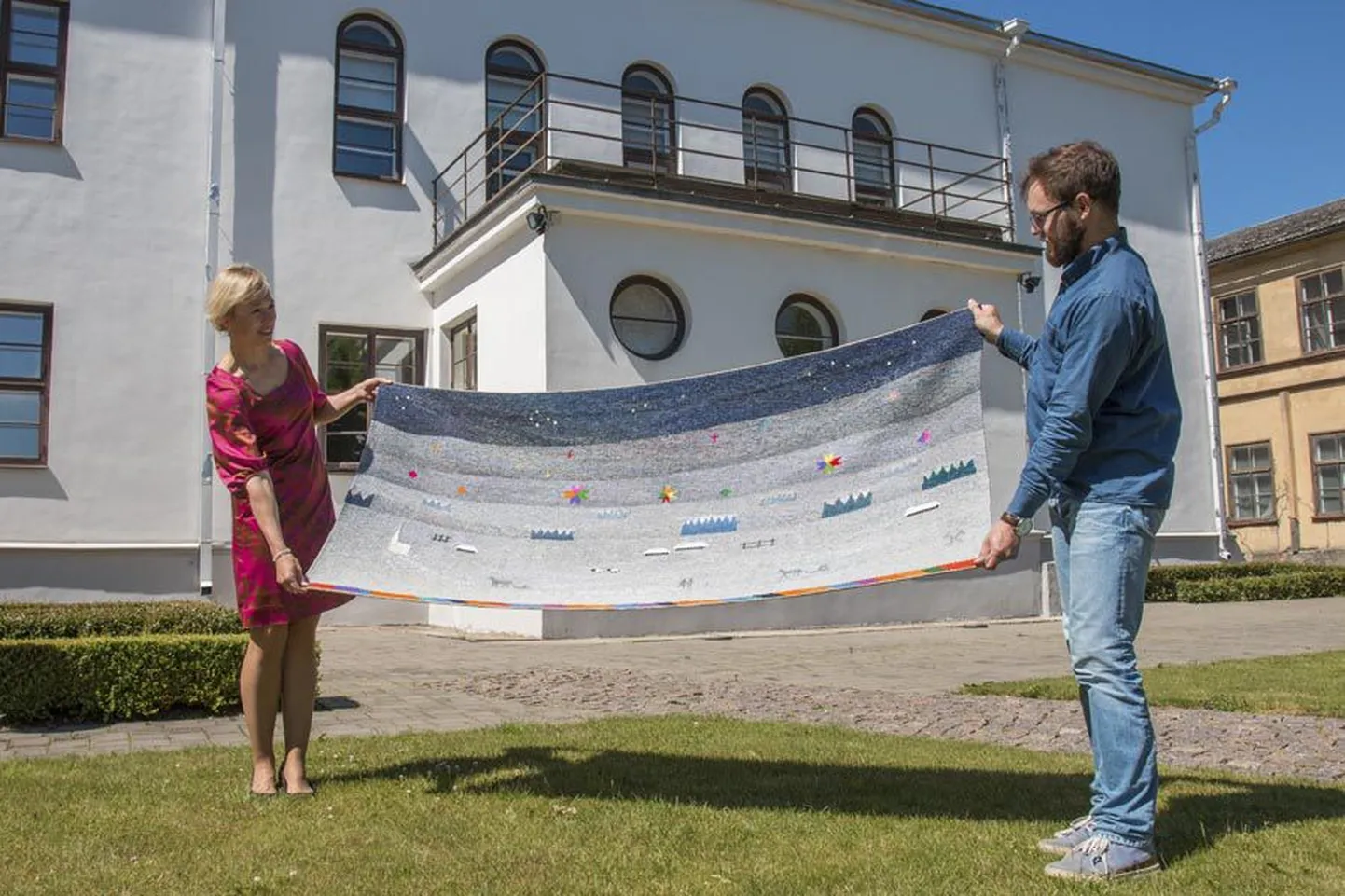 Eile jõudis Viljandi raekotta Anu Raua kavandi järgi tehtud vaip «Kodune», mille ilu näitasid linna avalike suhete- ja turismiametis töötavad Kai Oja ja Johan-Kristjan Konovalov. See on Roman Toi 100 aasta juubeli kingitus.