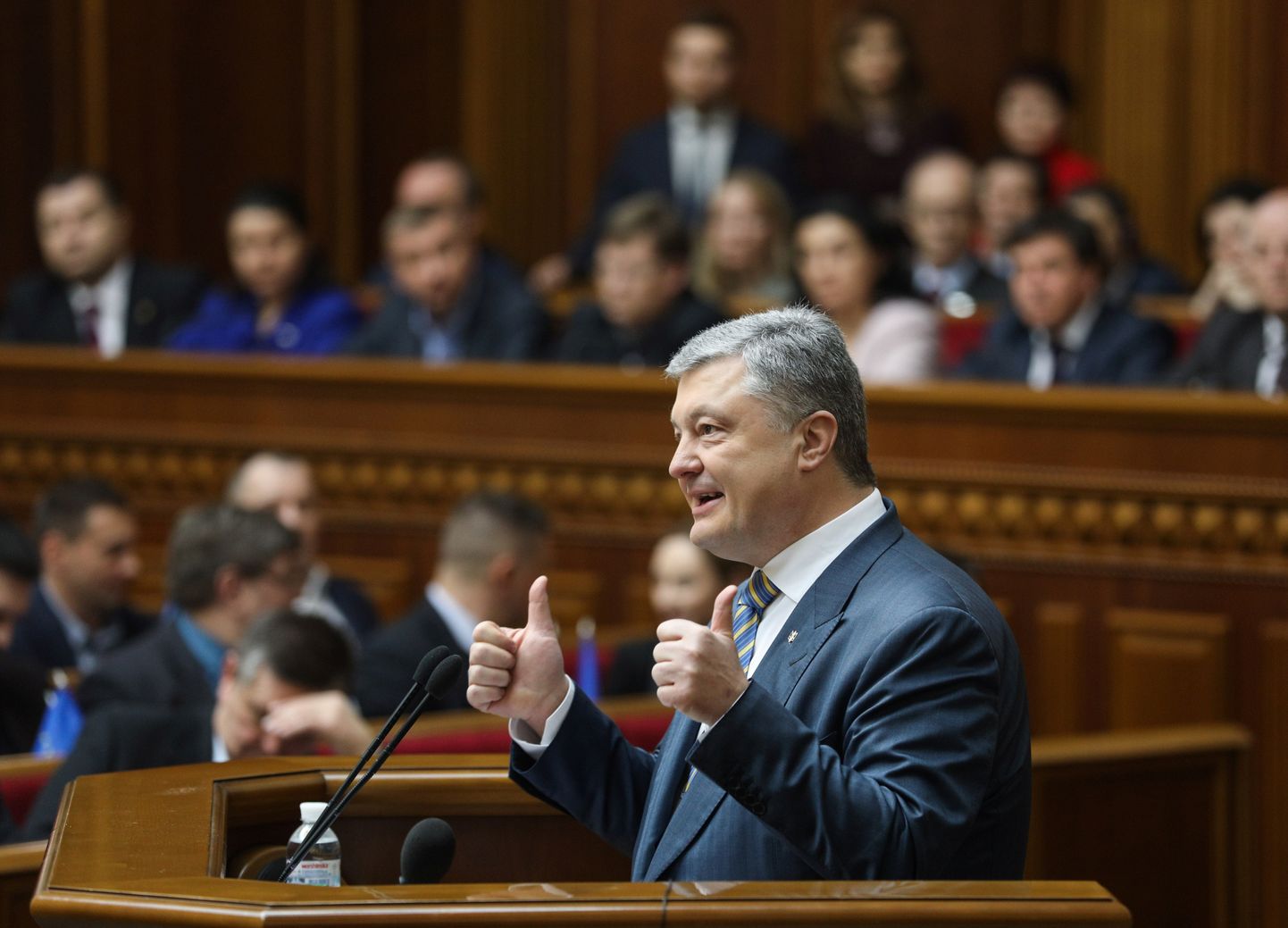 Ukraina president Petro Porošenko rõõmustab töövõidu üle.