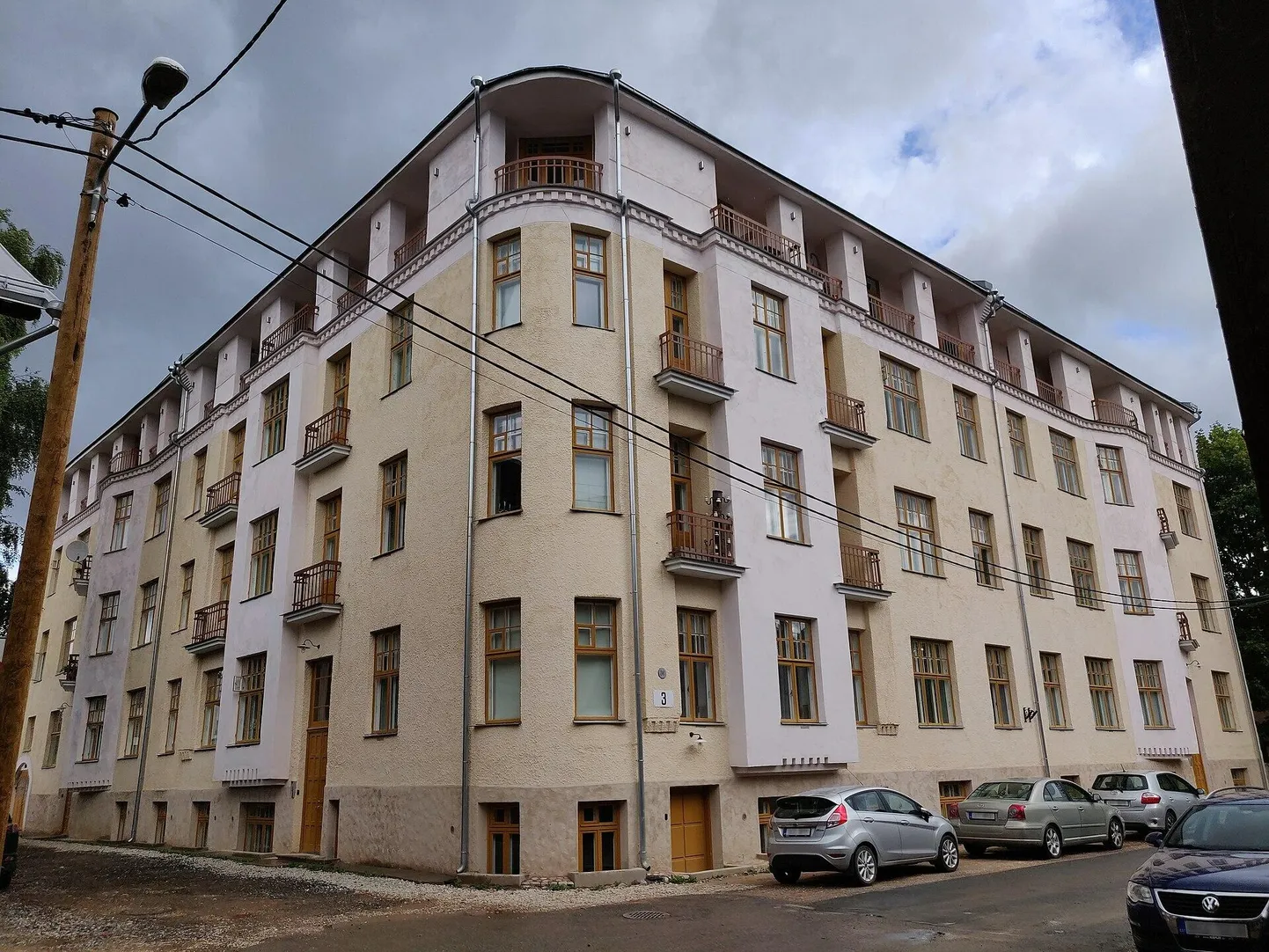 Renoveeritud fassaadiga hoone Tartus aadressil Vabriku tänav 3.