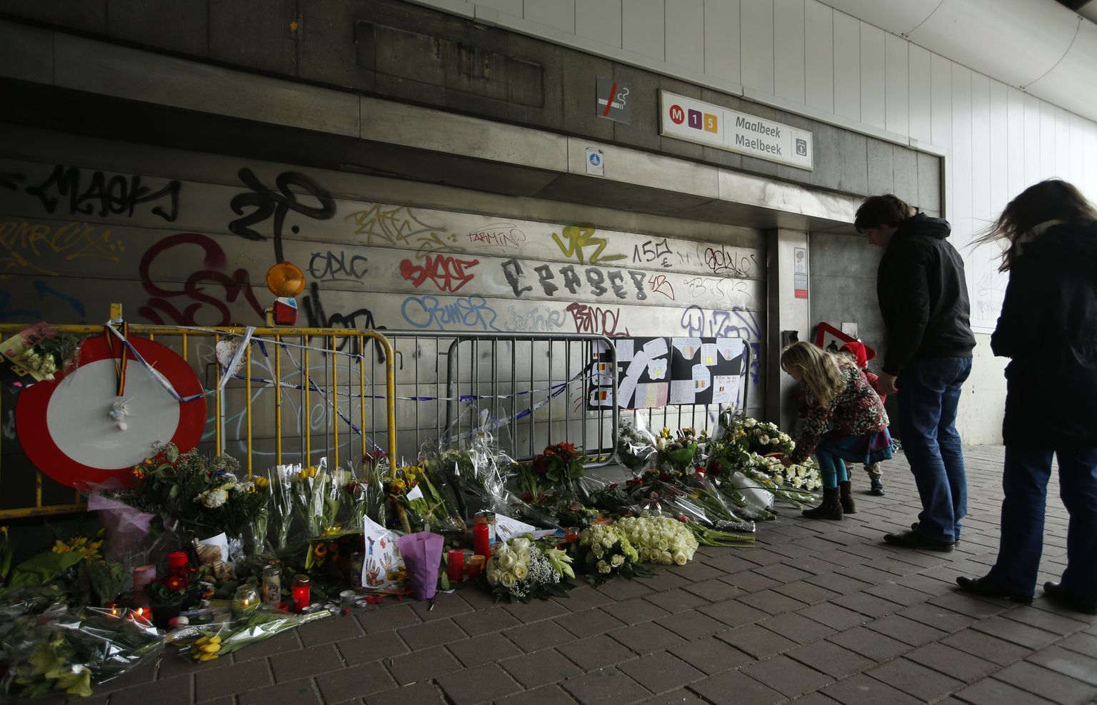 Lilled hukkunute mälestuseks Maelbeeki metroojaamas.