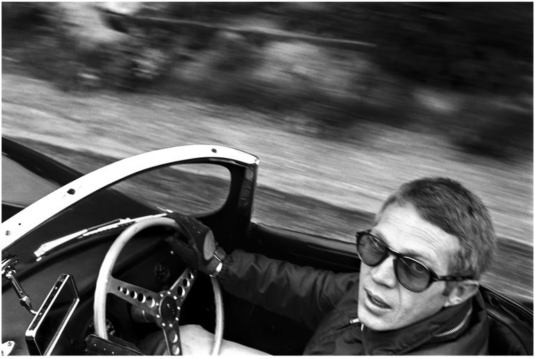 Steve McQueen sõitmas 1962. aastal oma XK-SS Jaguariga Los Angeleses Mullholand Drive'il