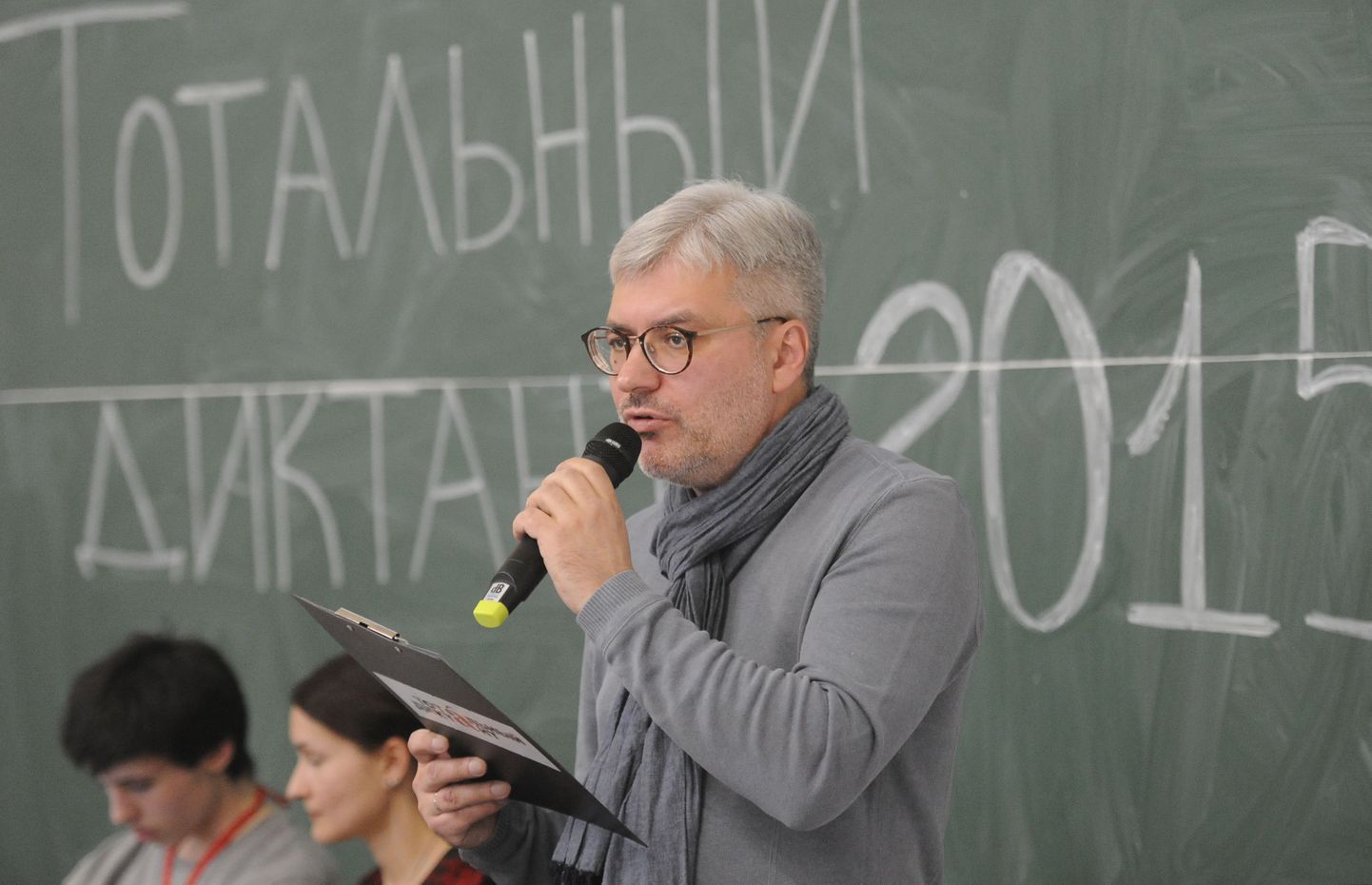 Kirjanik Jevgebi Voodolazkin Novosibirskis rahvusvahelisel venekeelse etteütluse kirjutamise üritusel "Totalnõi diktant".