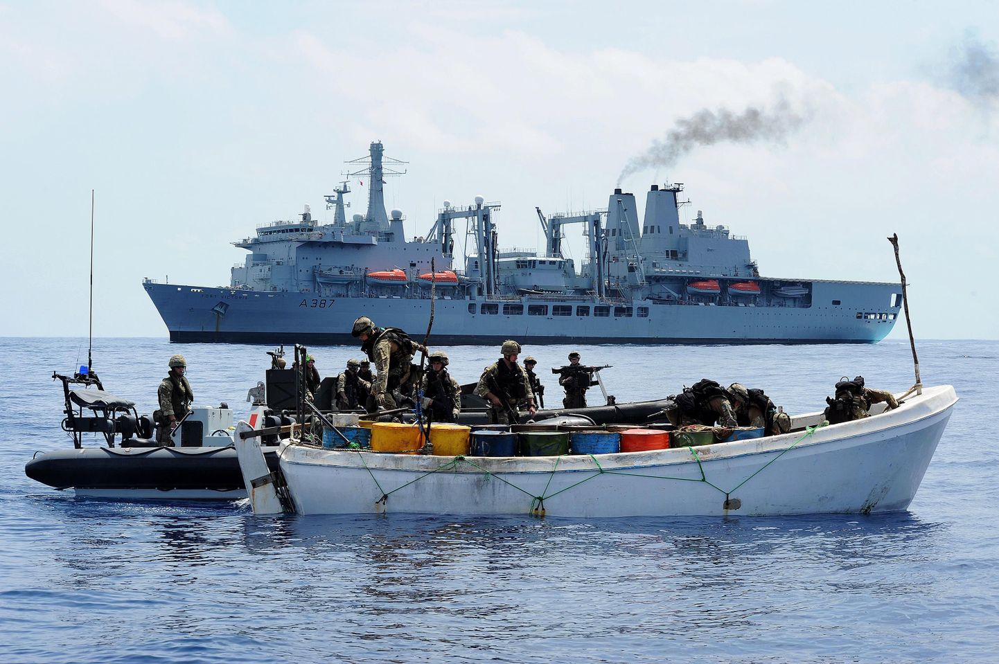 Международное морское бюро сообщает, что ежегодный ущерб от пиратства в азиатских морских водах составляет не менее 25 млрд долларов США.