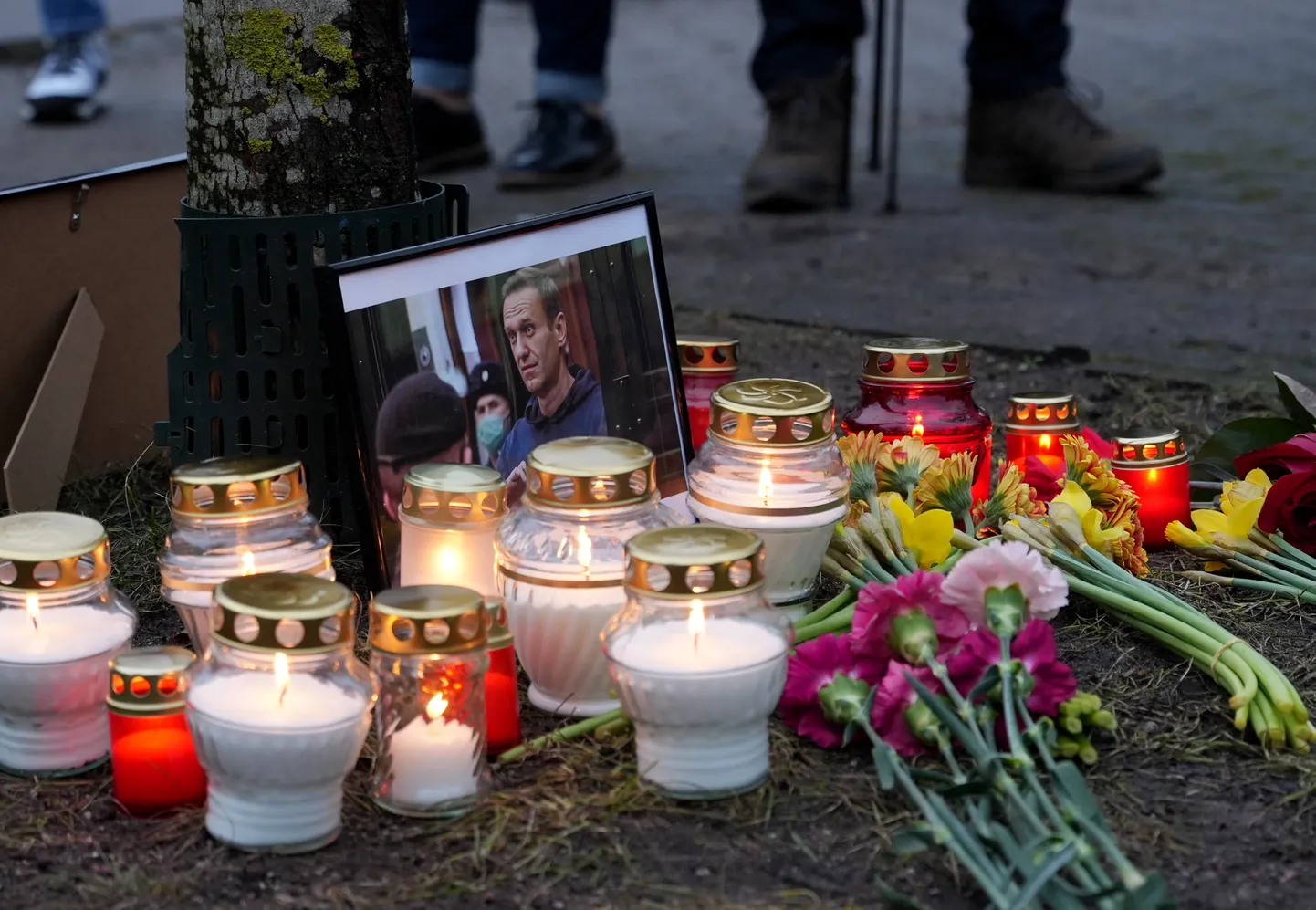 Pieminot Krievijas opozīcijas līdera Alekseja Navaļnija nāvi, iepretim Krievijas vēstniecībai norisinās veltīts piemiņas pasākums.