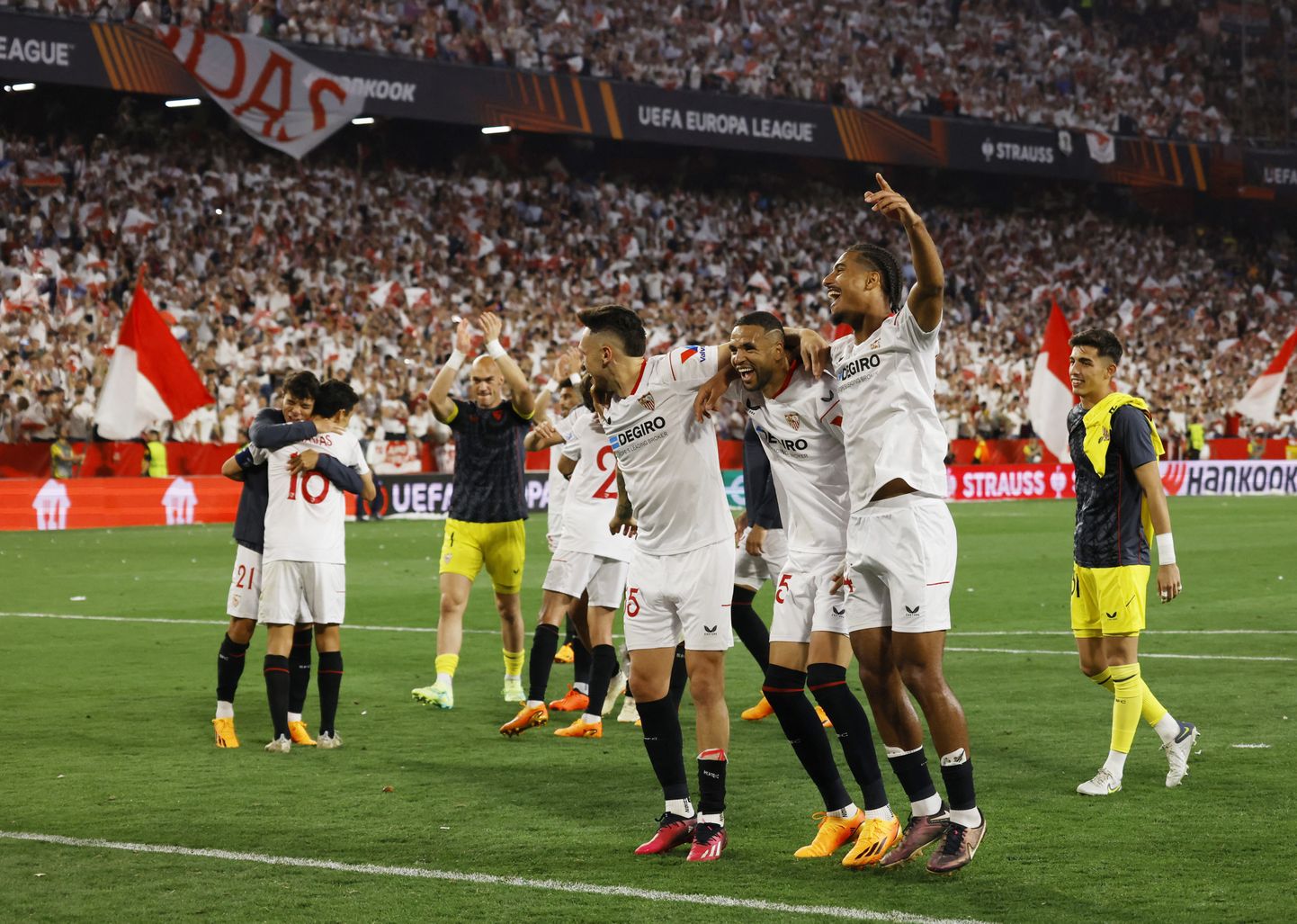 Sevilla mängijad tähistamas Euroopa liiga poolfinaali jõudmist.