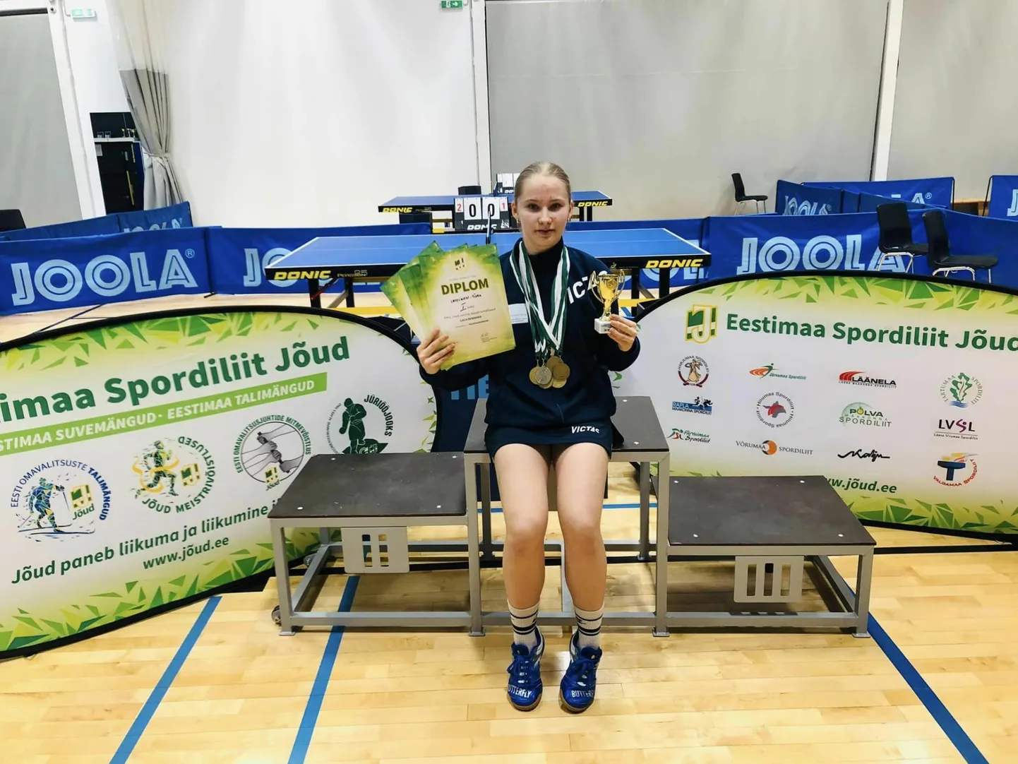 Angela Laidinen medalitega.