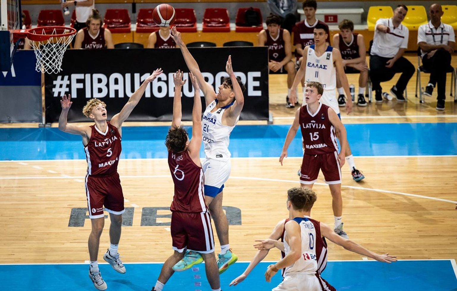 Latvijas U-16 izlases basketbolisti Eiropas čempionāta astotdaļfināla cīņā pret Grieķijas vienaudžiem