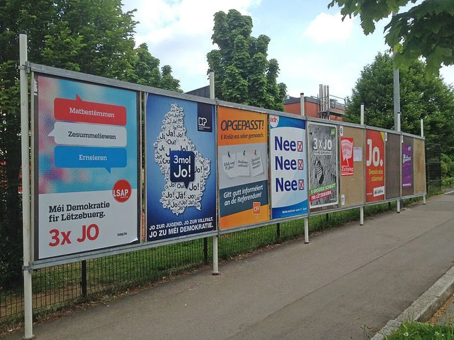 Erakondade referendumiteemalised plakatid.
