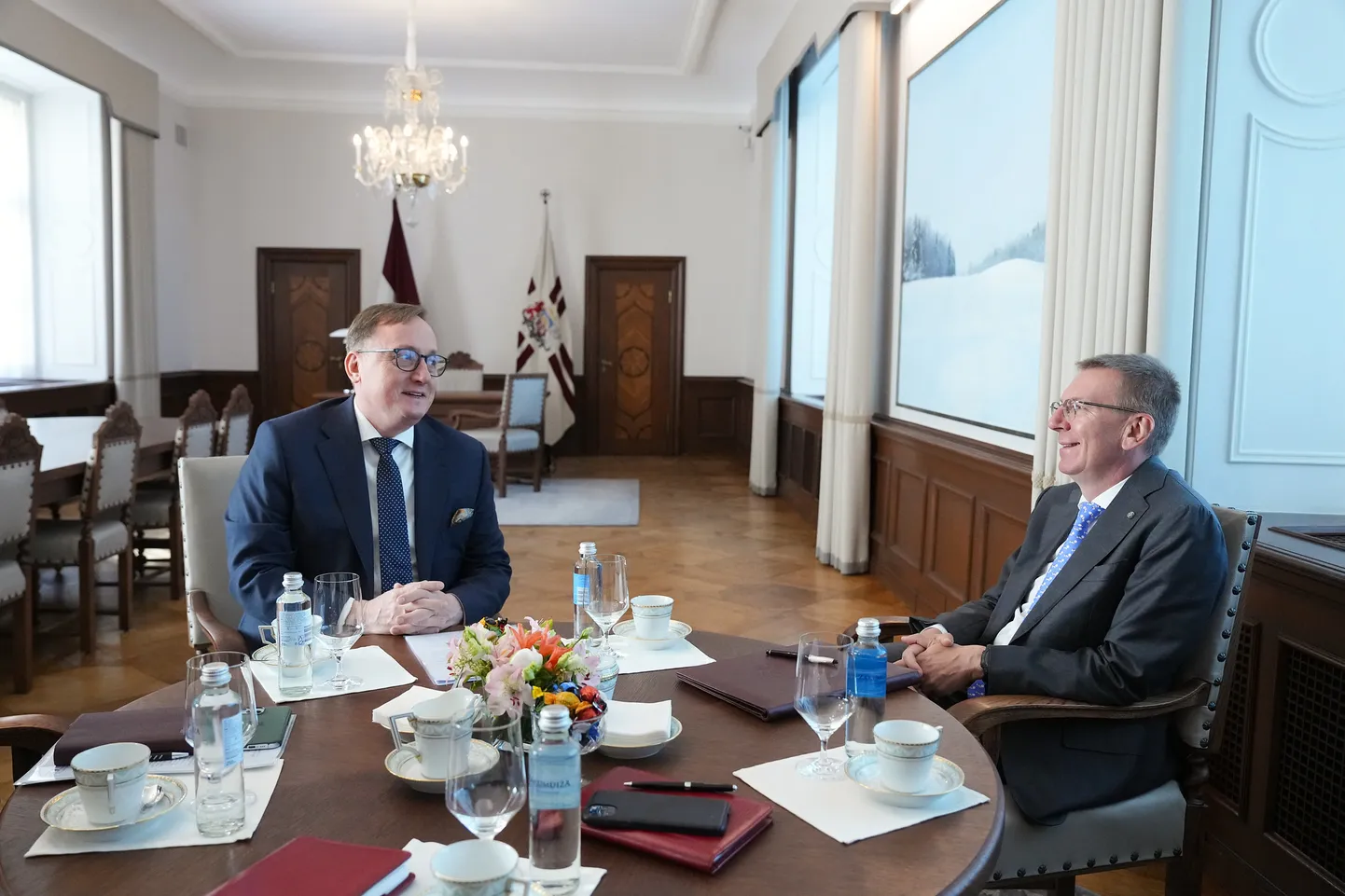Valsts prezidents Edgars Rinkēvičs Rīgas pilī tiekas ar Latvijas Bankas prezidentu Mārtiņu Kazāku