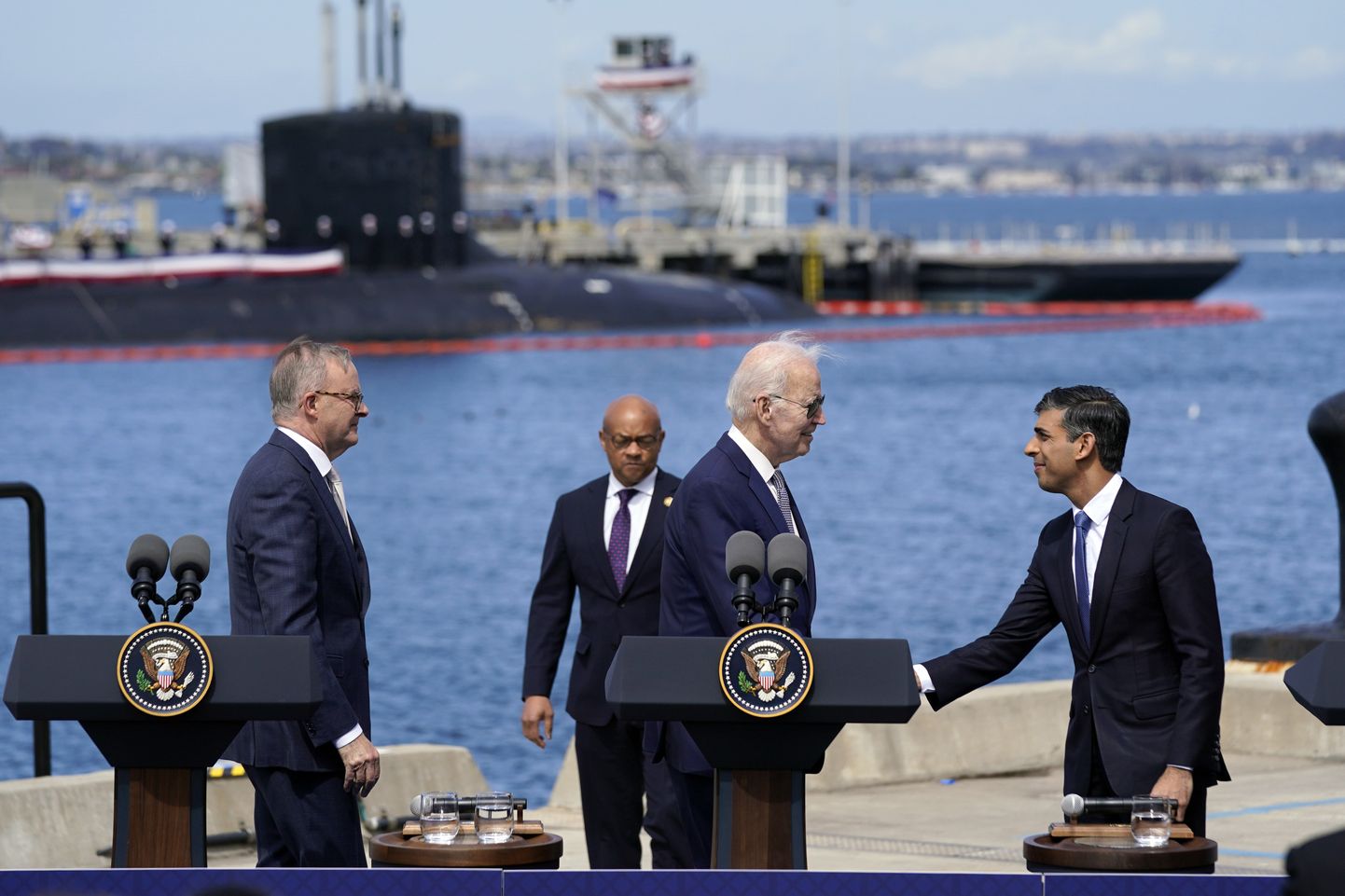 Austraalia peaminister Anthony Albanese, USA president Joe Biden ja Ühendkuningriigi peaminister Rishi Sunak USA Point Loma mereväebaasis San Diegos.