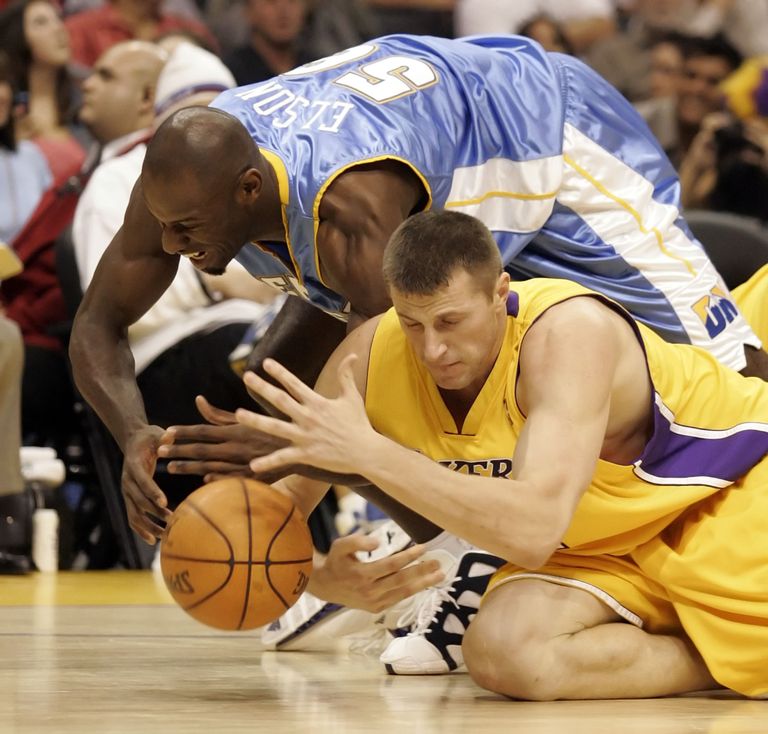 Stanislav Medvedenko (paremal) 2005. aastal peetud NBA mängus Denver Nuggetsiga, võitlus palli pärast käib Francisco Elsoniga.