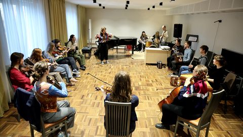 Elleri kooli pärimusmuusikud austavad Untsakaid nende elurõõmu pärast