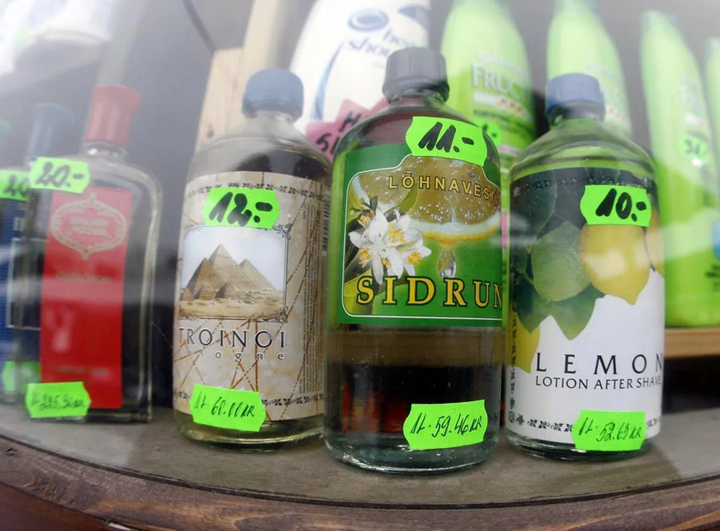Kahes Viljandi turul keemiakaupa pakkuvas kioskis maksab pudel 60-protsendilise alkoholisisaldusega odekolonni 10—12 krooni. Seda, et keegi ostjatest odavat odekolonni habemeajamise järel näole määriks, ei usu turu juhtkond ega müüjad.