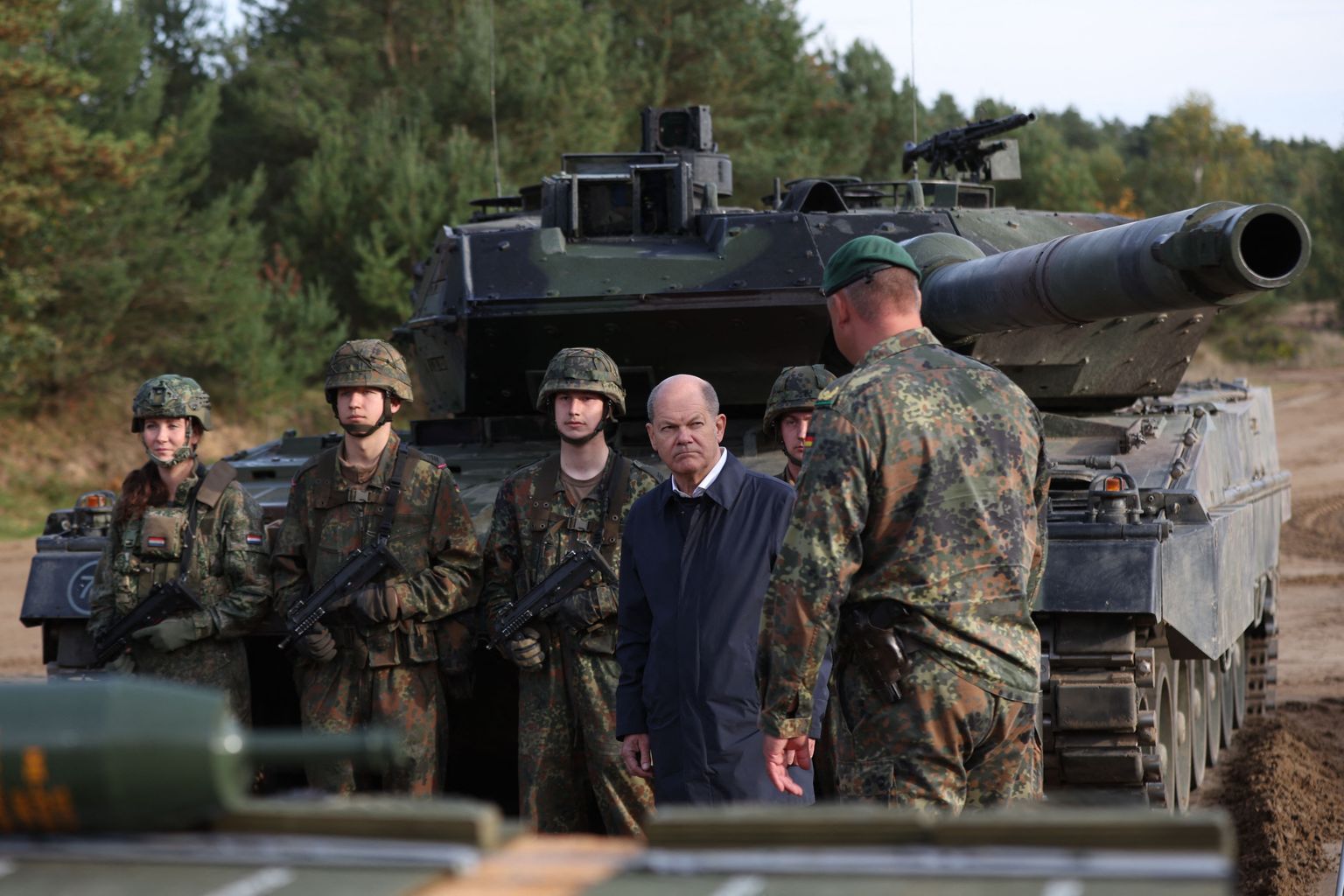 Saksamaa kantsler Olaf Scholz Leopard 2 tanki ees, mille Ukrainale mitte tarnimise eest Saksamaa kriitika all on.