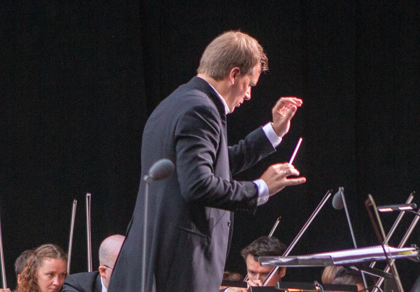 Risto Joost dirigeerib Vanemuise sümfooniaorkestrit.