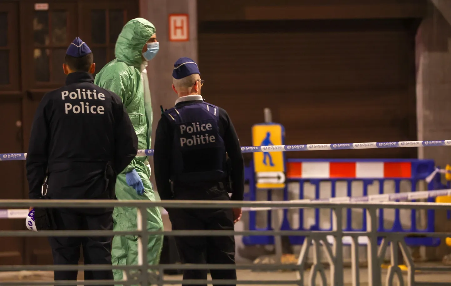 Belgia politseiametnikud kuriteopaigas. Brüsselis on endiselt kehtestatud riigi kõrgeim ohutase.