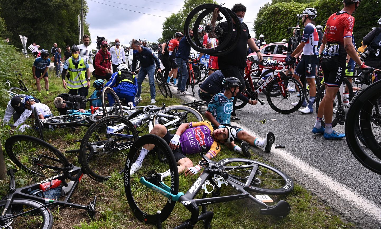 Tour de France 2021 esimesel etapil põhjustas tundmatu naine kohtuva massikukkumise.