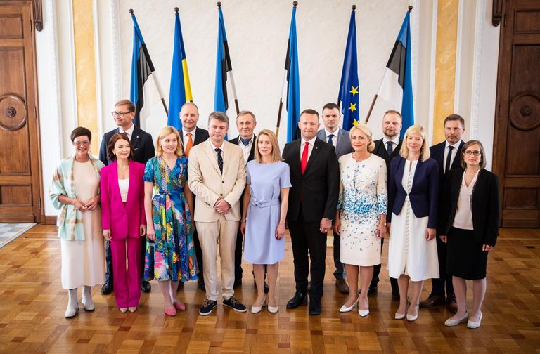 Eesti Vabariigi 52. valitsuse pidulik grupifoto riigikogu valges saalis pärast ametivannet.