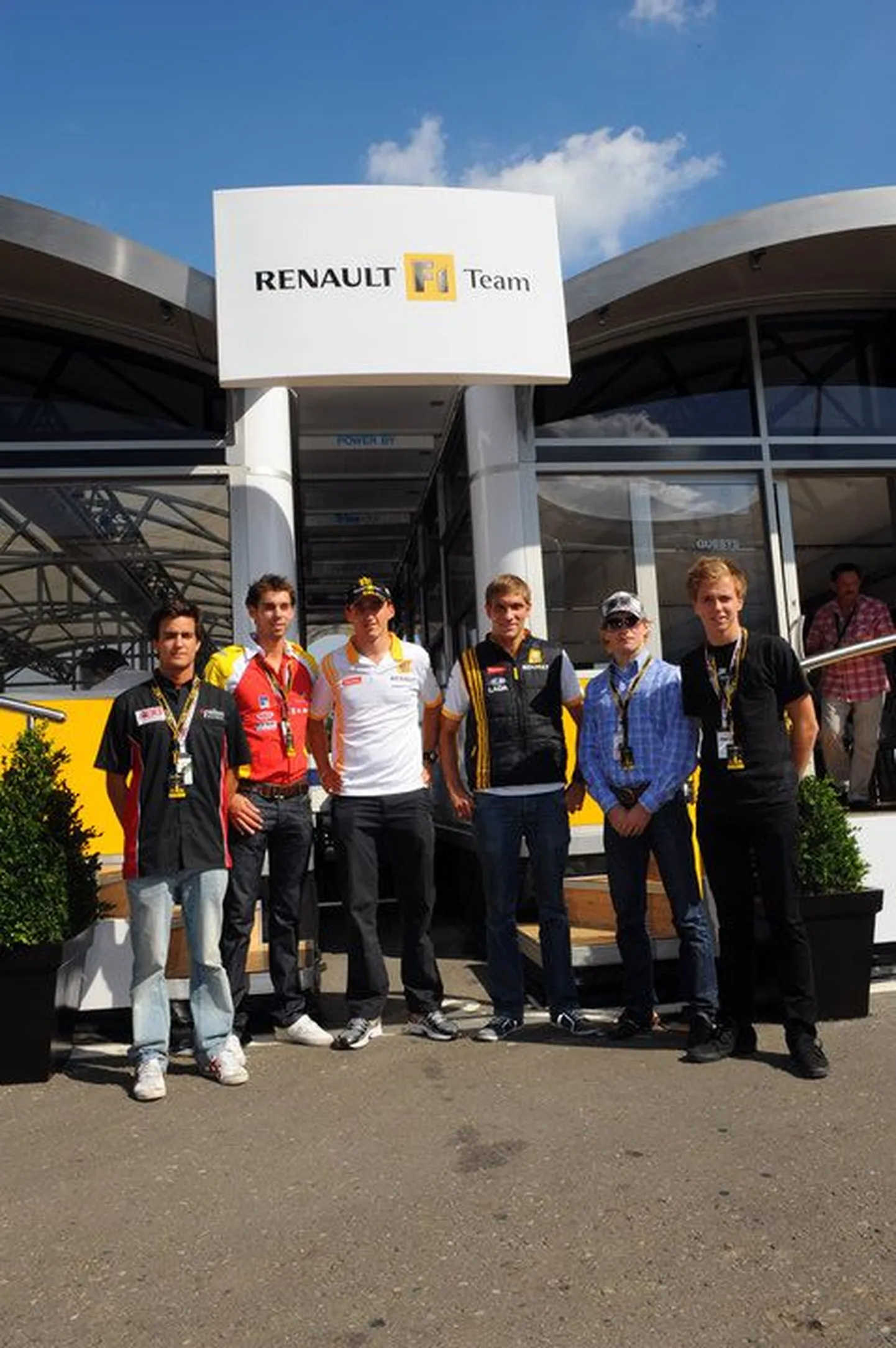 Kevin Korjus (paremalt esimene) ja Sten Pentus (paremalt teine) mahtusid pildile vormel-1 kuulsuste Robert Kubica (keskel vasakul) ja Vitali Petroviga (keskel paremal).