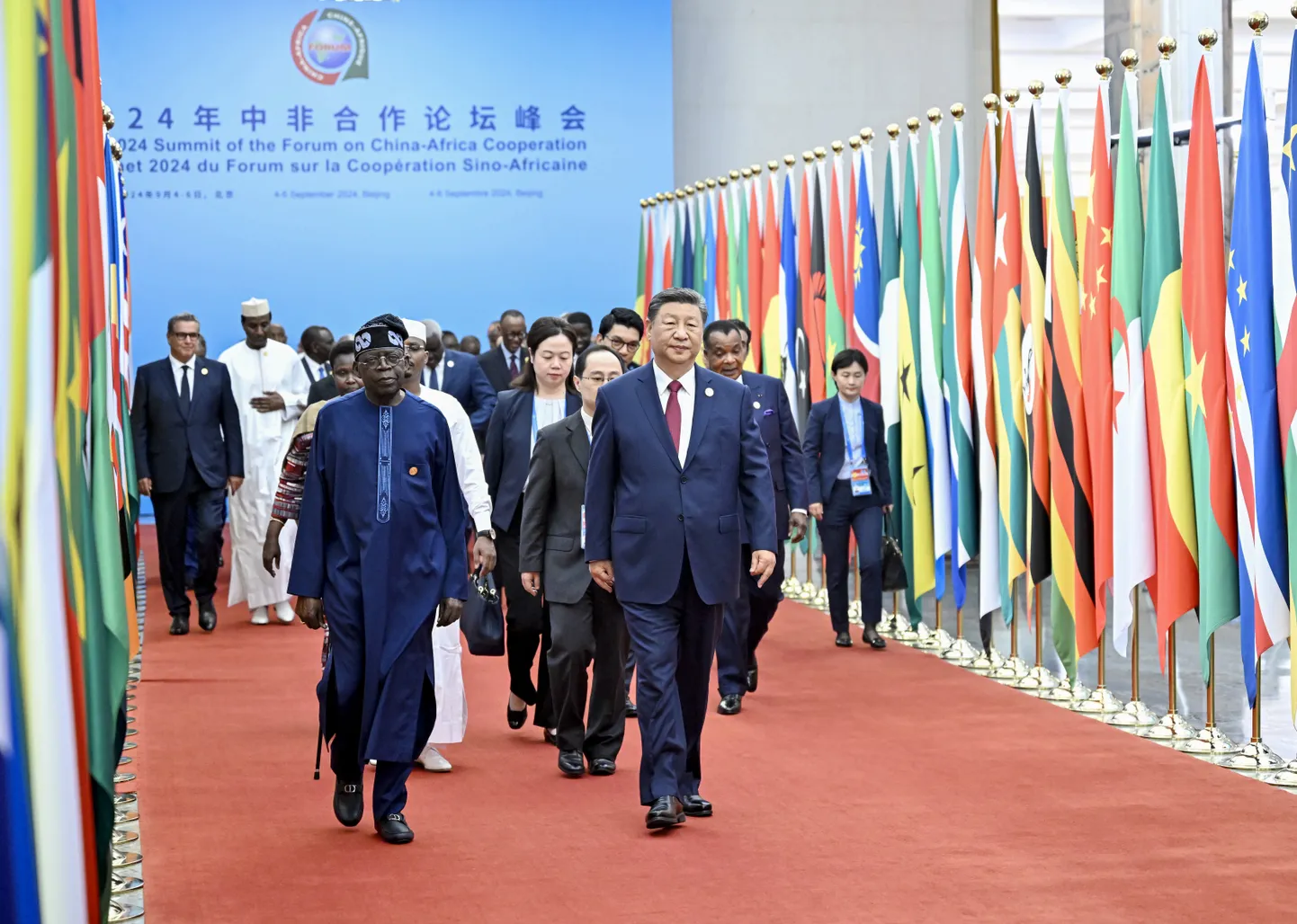Hiina liider Xi Jinping kõndimas Aafrika ametikaaslaste ees Hiina-Aafrika koostööfoorumi 2024. aasta tippkohtumise avatseremoonial Pekingis 5. septmebril 2024. aastal.