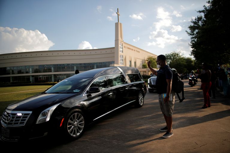 George Floydi kirstu transportinud auto ja Houstoni The Fountain of Praise kirik, kus 9. juunil toimub ta matuseteenistus.
