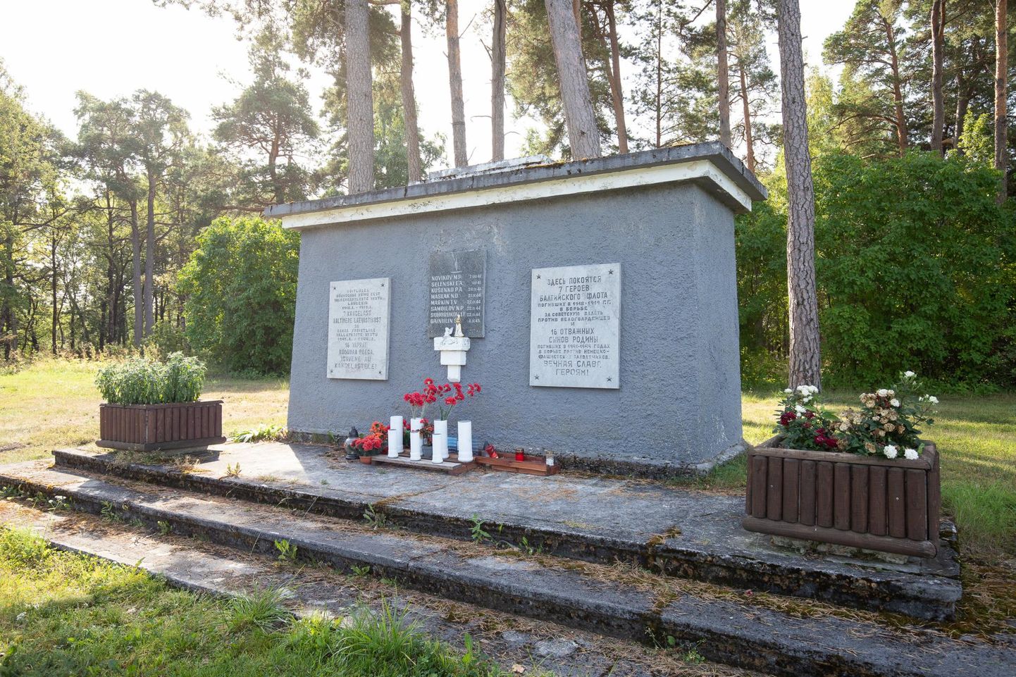 Памятник на братской могиле в Кукерпаллимяэ, напоминающий алтарь, был открыт 6 августа 1950 года.