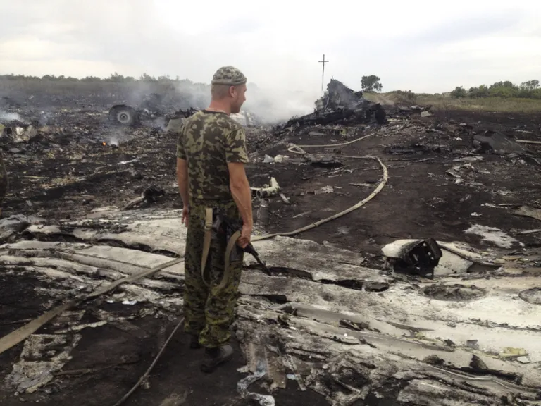 Relvastatud «separatist» MH17 rusude juures. Foto: Scanpix