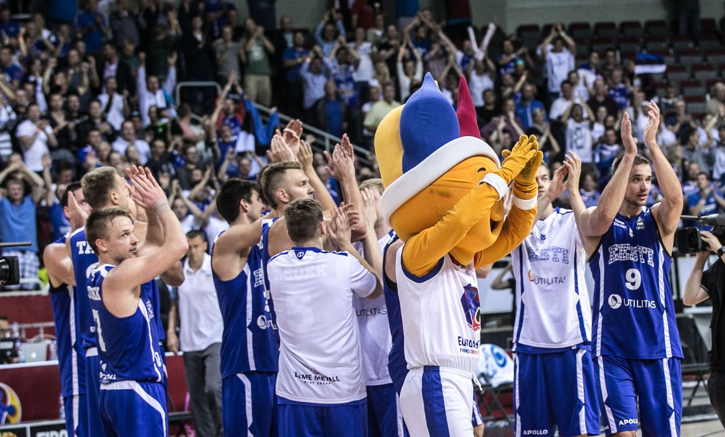 Eesti korvpallikoondis koos EMi maskoti Frenkiega.
