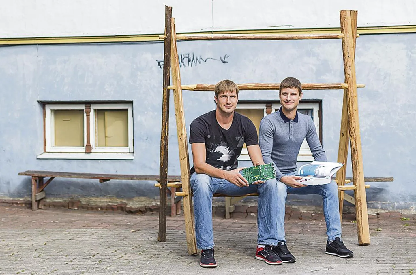 Noored mehed Tamar Nassar (vasakul) ja Mirko Metsaoru (paremal) leiutavad üha uusi taimekasvatusautomaatika seadmeid.