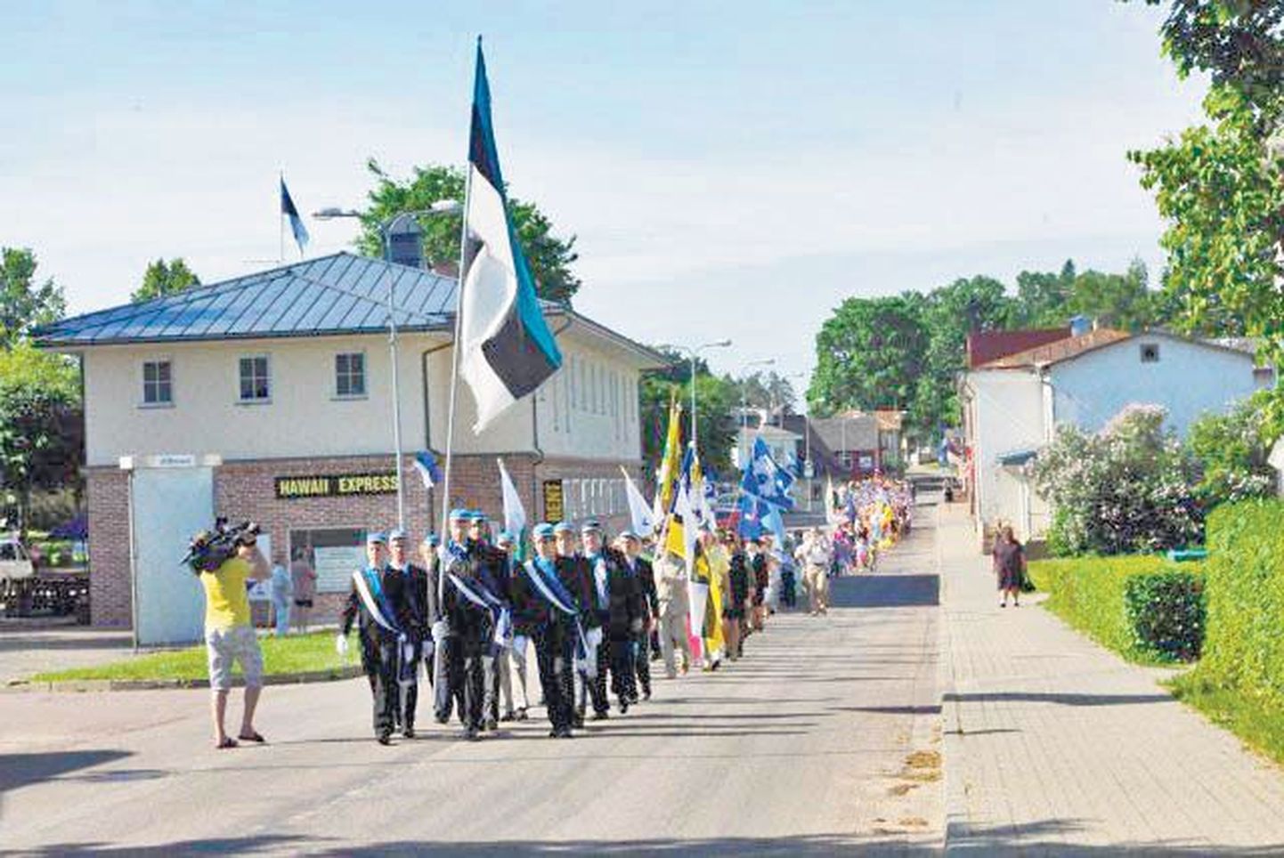 Eilsel Eesti lipu õnnistamise 129. aastapäeval korraldasid otepäälased eile piduliku rongkäigu vallamaja eest kirikumõisasse.