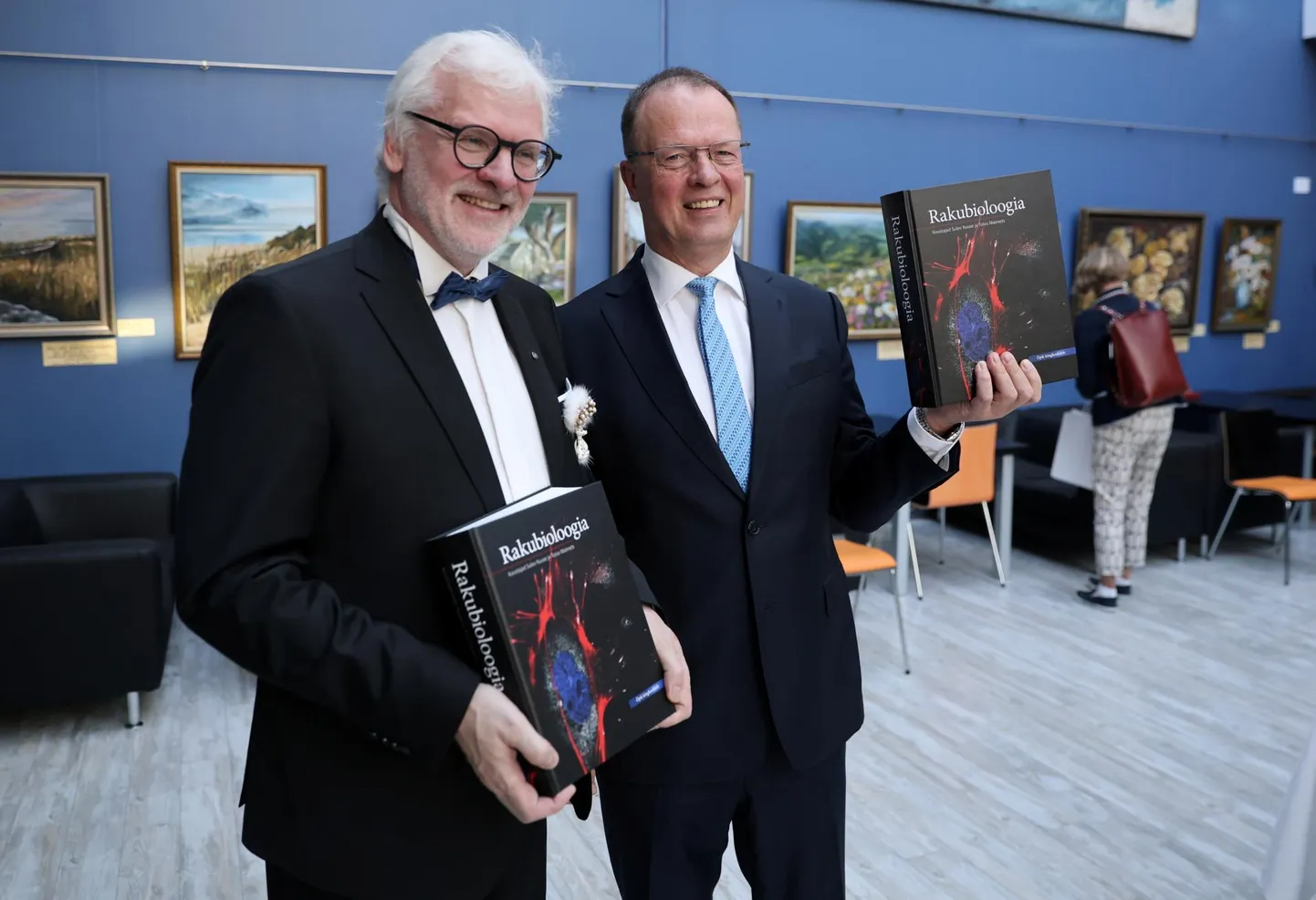 Tartu ülikooli teadlased Sulev Kuuse ja Toivo Maimets ja rakubioloogia õpiku esitlusel.