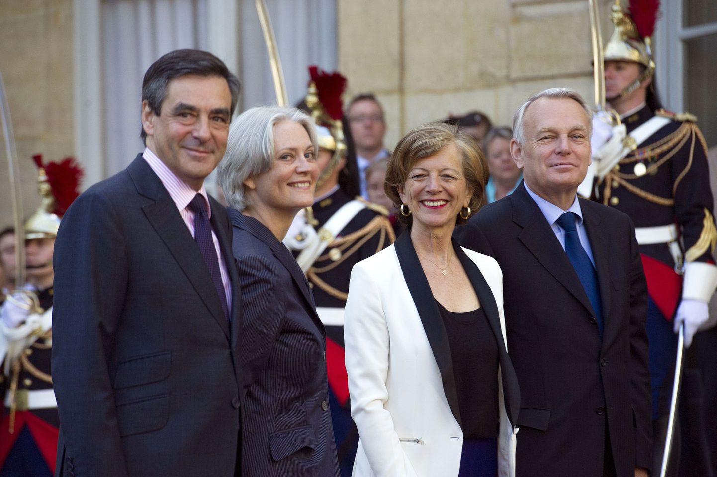 Francois Fillon (vasakul) koos abikaasa Penelope poseerib koos järeltulija  Jean-Marc Ayrault' ja tema abikaasa  Brigitte'iga.