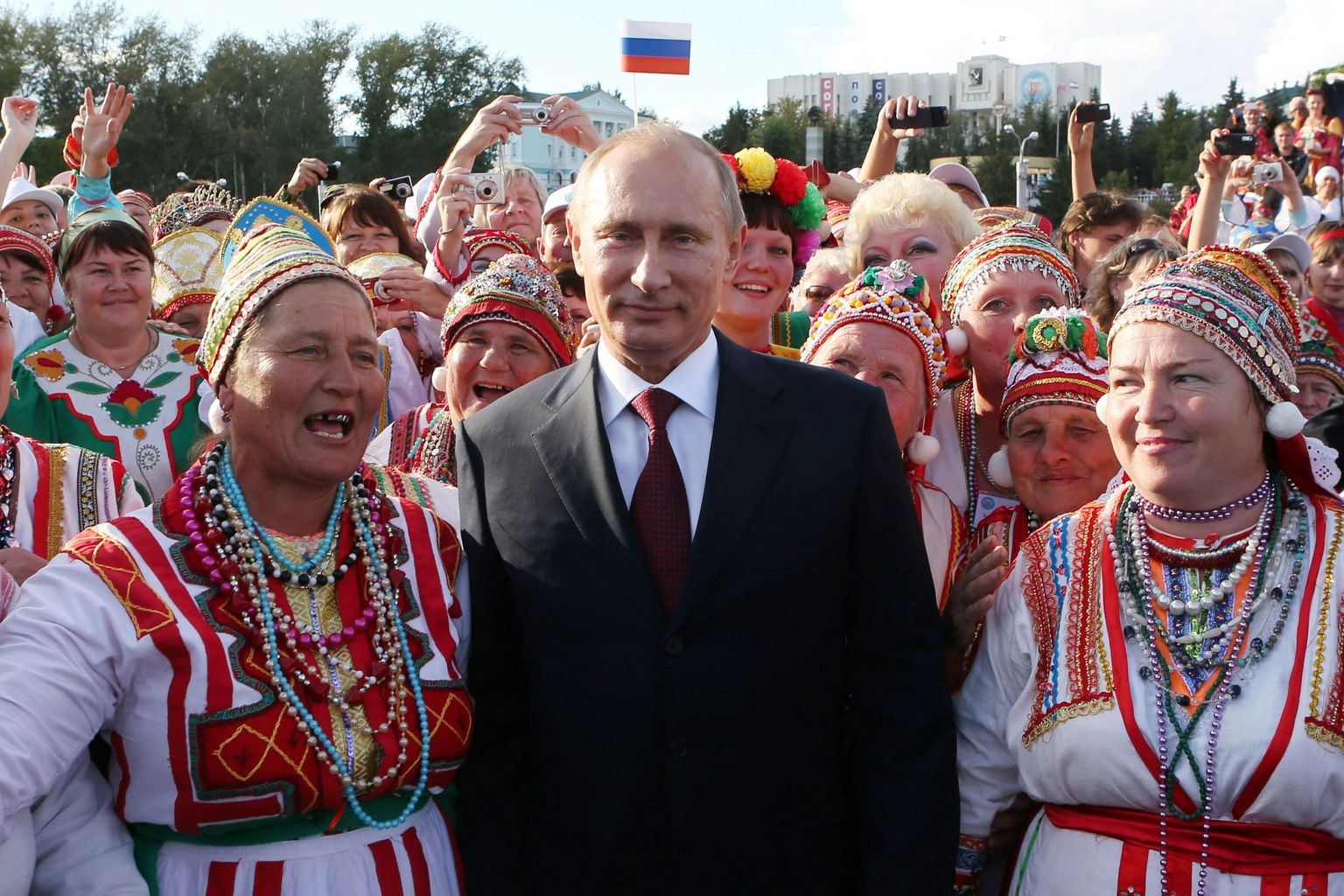 President Vladimir Putin Samaranskis Mordva Venemaaga liitumise aastapäeval ersa rahvariides prouadega.