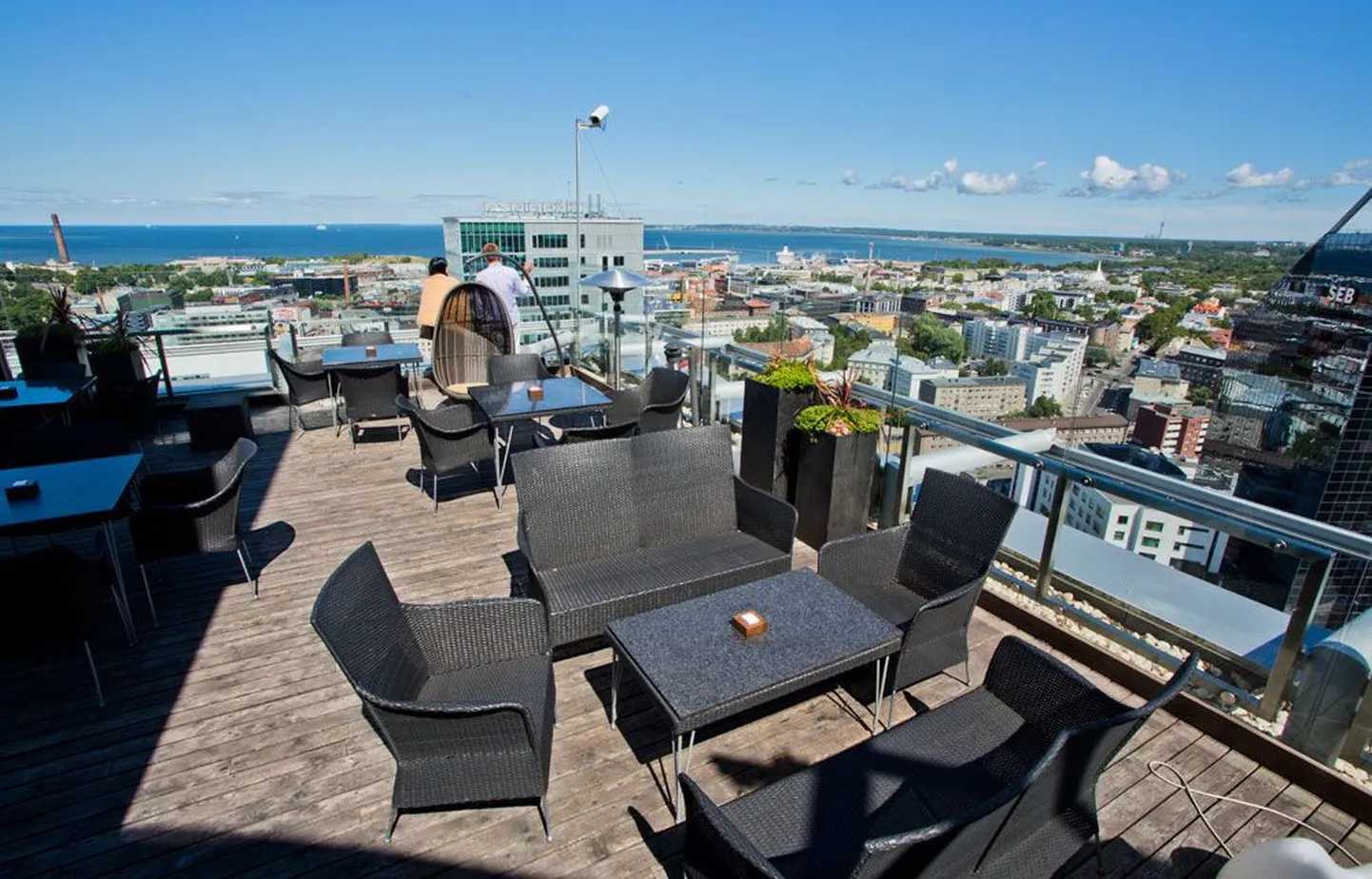 Lounge 24 Radisson Blu hotellis
Reisiportaalis jetsettimes.com maailma parimate katusebaaride hulka valitud 60-kohalise Lounge 24 trumbiks on ainulaadne vaade pealinnale: külalise silmale avaneb Radisson Blu hotelli kõrgeimalt korruselt kogu kaunis linnapanoraam. Erilisteks puhkudeks pakutakse siin aga ka Tallinna ilmselt kalleimat kokteili: 24 Carat Golden Sunset maksab 260 eurot.