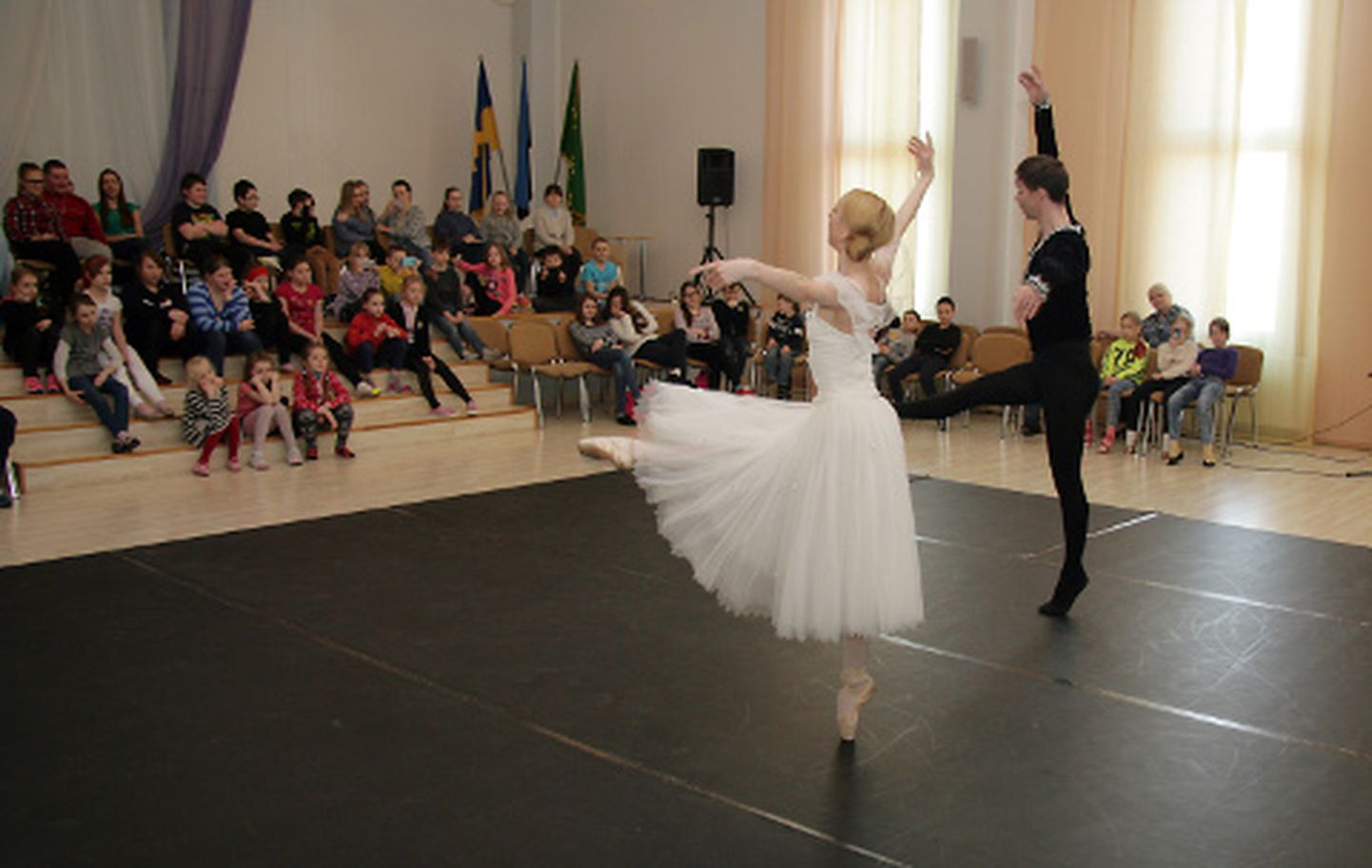 Sillamäe lapsed vaatasid eile hiirvaikselt ja suuri silmi, kuidas Estonia balletisolistid Heidi Kopti ja Jevgeni Grib tantsisid.